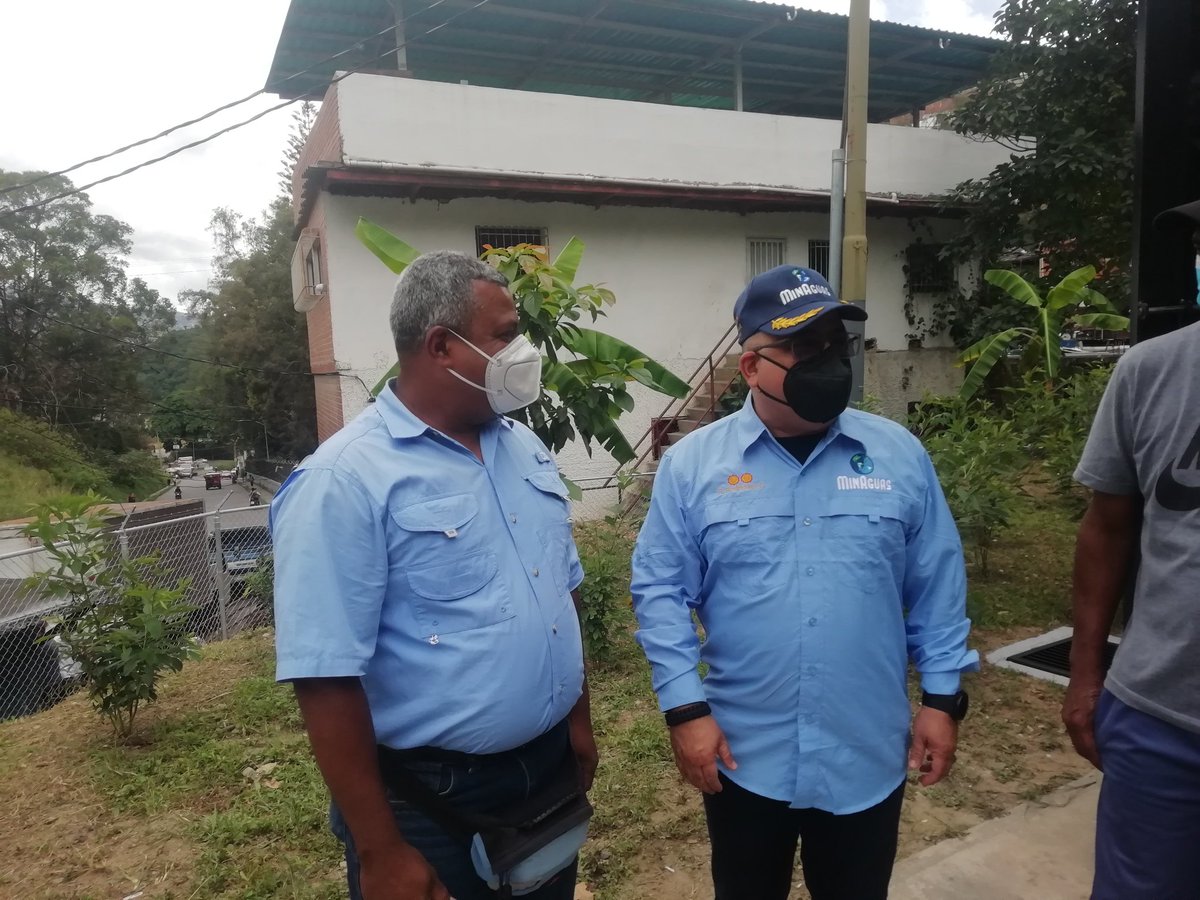 clapuniondeunp1's tweet image. @NicolasMaduro @EvelynBVasquez @LaZurdaDeChavez @drodriven2 @ConElMazoDando Le damos gracias a nuestro Presidente Nicolás Maduro Moros.Hoy con el General Randy Rodríguez Viceministro Presidente Hidrocapital en la reinagurarcion de la estación del bombeo de UP3 Caricuao #Caricuao