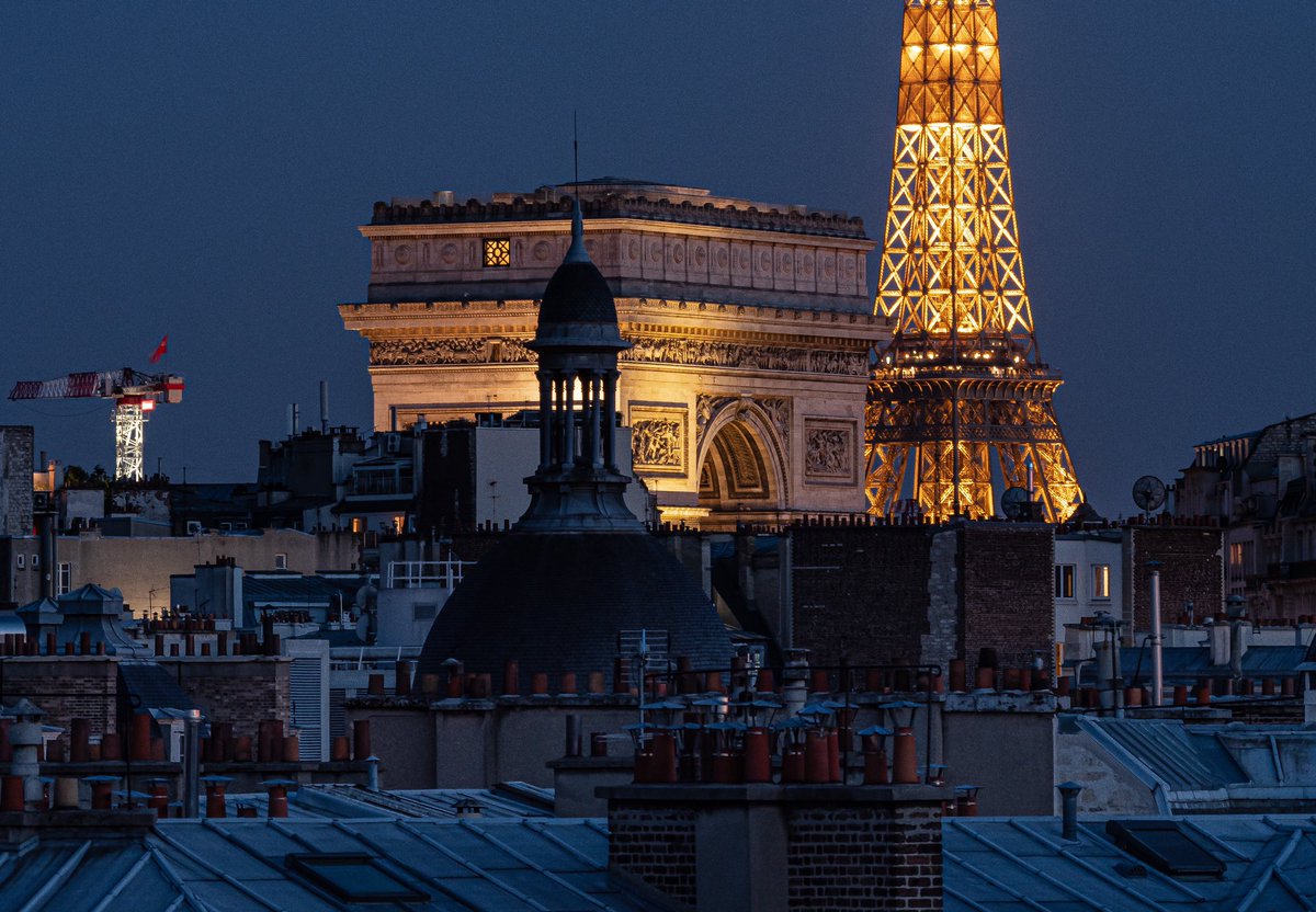 parisvisites's tweet photo. Quand l’Arc de Triomphe et la Dame de Fer discutent par dessus les toits de #Paris... chut ! Ecoutons ! Bravo @Charlescohenboy #tourisme #France #photo #travel #parisjetaime #jevisiteParis #foto #photo @artmosphxree https://t.co/2cr1cnb84a