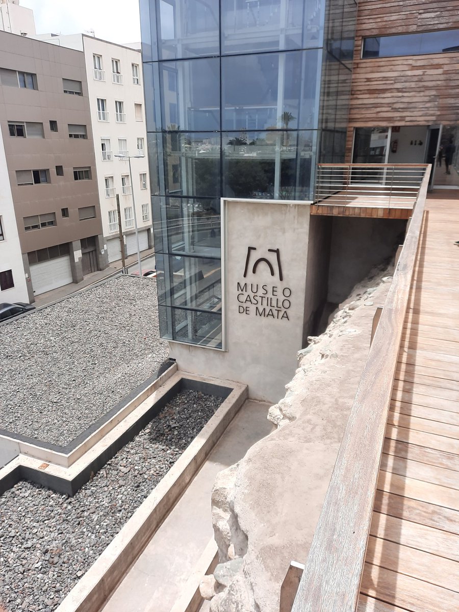EdificiosLPGC's tweet photo. Seguimos con los #CastillosDeLasPalmas y hoy les hablaremos del #CastilloDeMata. Protector de la ciudad, testigo de la invasión de Pieter van der Does, cuartel militar y actualmente Museo de la Ciudad y del Mar. https://t.co/NjXdvx4Rrx
