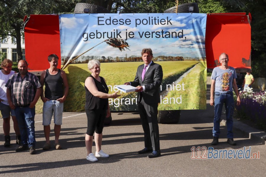 Inwoners uit Harskamp en Wekerom met trekkers naar gemeentehuis #Ede om zonnepark tegen te houden. 112Barneveld.