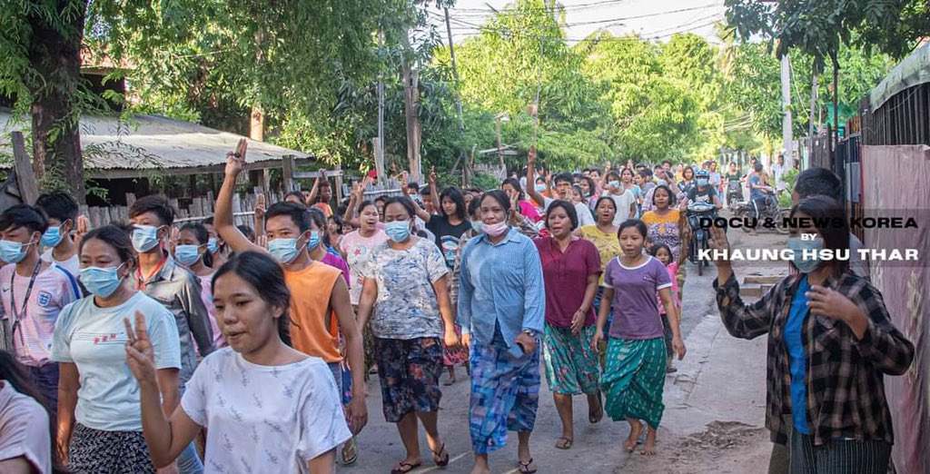 alicelee2510's tweet photo. Monywa University students and thousands of general public took on the Ward and demonstrated their resistance against Myanmar's illegal Juntas this evening. #June17Coup #OurGovernmentNUG #WhatsHappeningInMyanmar https://t.co/xIp68mZCfG