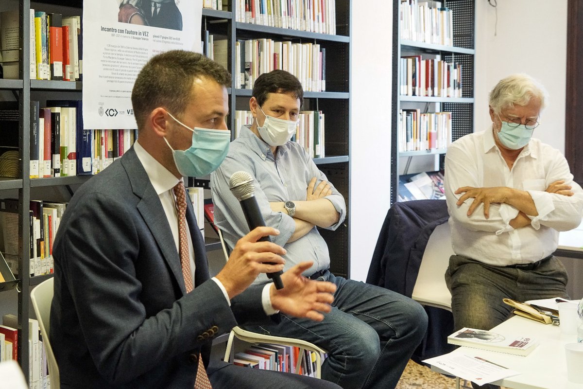 SimonVenturini's tweet photo. #MESTRE • Sono ricominciati gli incontri con l'autore alla #Vez!
In corso la presentazione del romanzo "I prigionieri" di Pierluigi Vito, che ricostruisce la tragica vicenda di Giuseppe Taliercio.
È fondamentale continuare a tenere i riflettori accesi su quell'epoca difficile. https://t.co/IAVBB72N6A