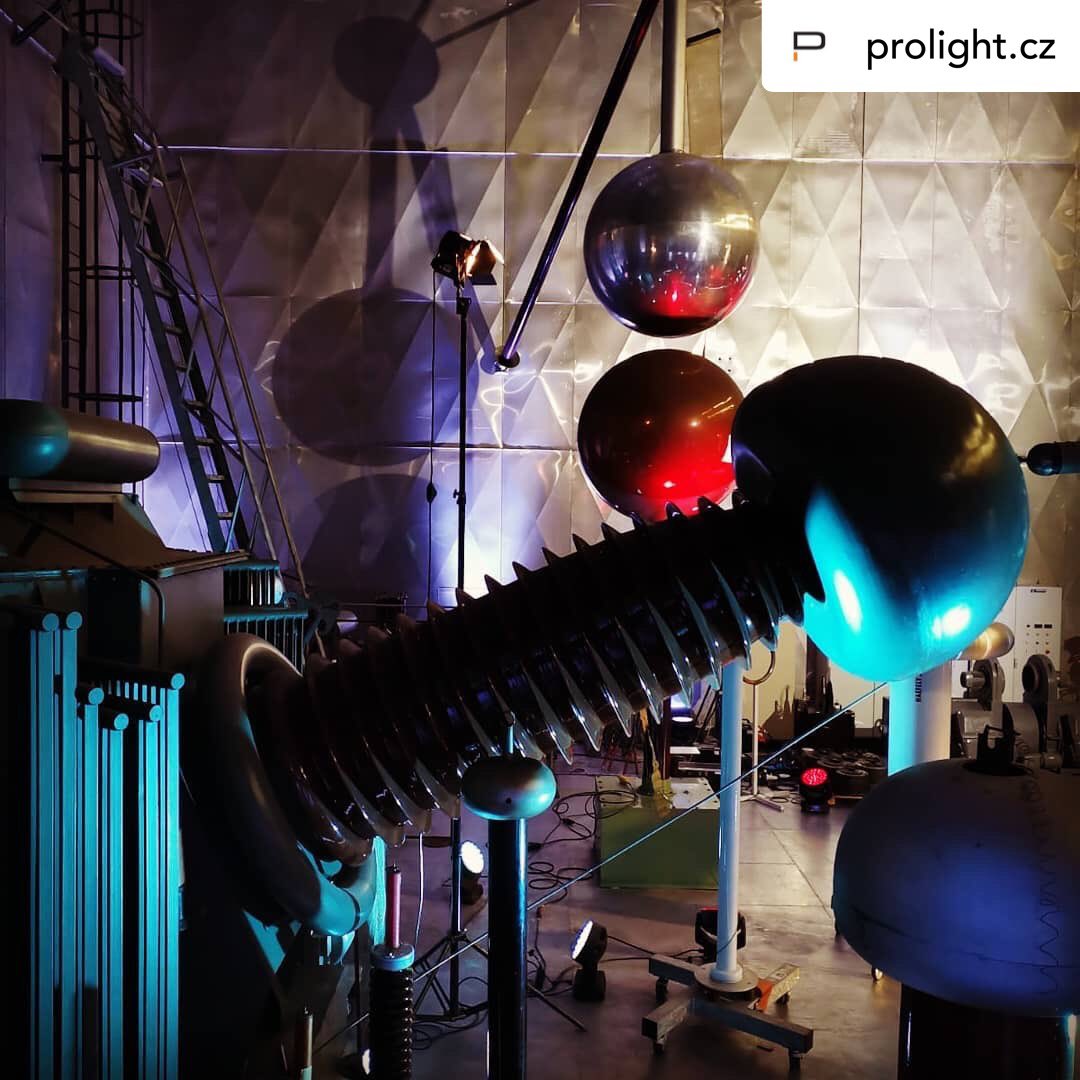 Robelighting's tweet photo. Setting the scene at VŠE - nová budova for Fokus Václava Moravce with #lightingdesigner Jan Tryner and PROLIGHT s.r.o. using a rig with @Robelighting #LEDWash800, #CycFX4 &amp; #MMX Blade luminaires.

#robelighting #robeintherig #lightingdesign #lightingtech #televisionlighting https://t.co/iR3QOO6v8p