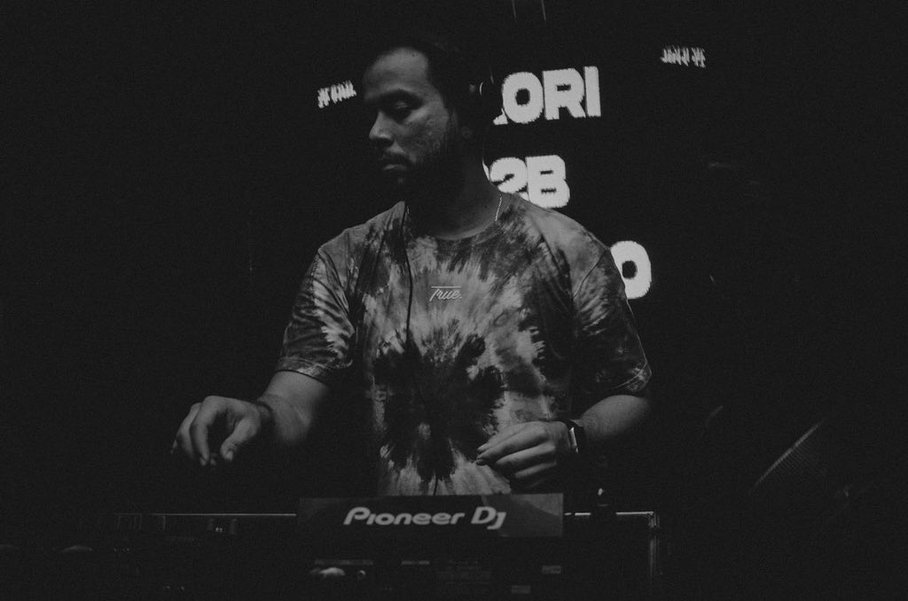 KmiloHernadez's tweet photo. Louder 🚩#tbt #tbt🔙📸 #mapogodj #maori #música
#housemusic https://t.co/xusOwXs27q