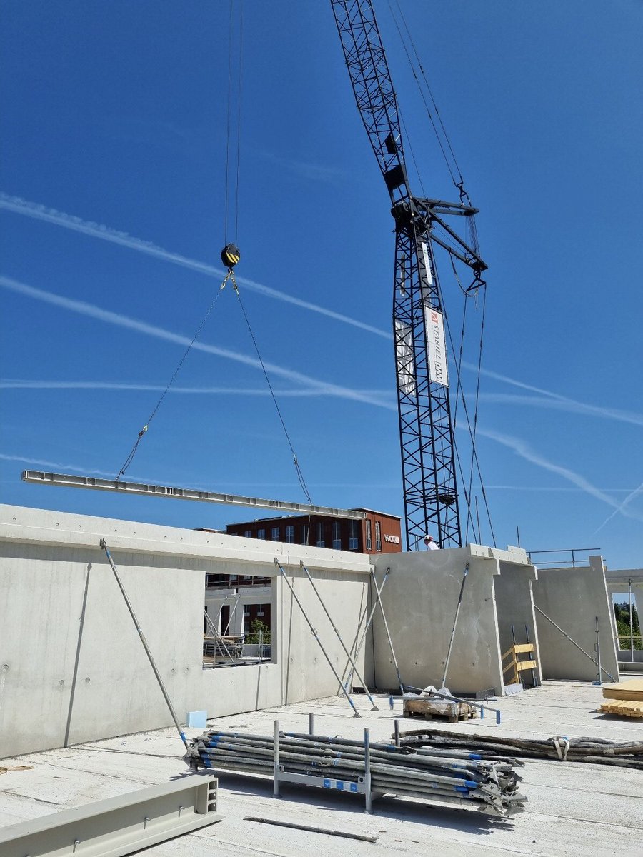 Hierbij een update vanuit het zonnige Utrecht. Het kantoor van NVM schiet al flink de hoogte in met nog 1 verdieping te gaan. De laatste prefab wanden, trappen, bordessen, balken, kolommen en de stalen liggers liggen klaar om gemonteerd te worden. <a href="/Heembouw/">Heembouw</a>