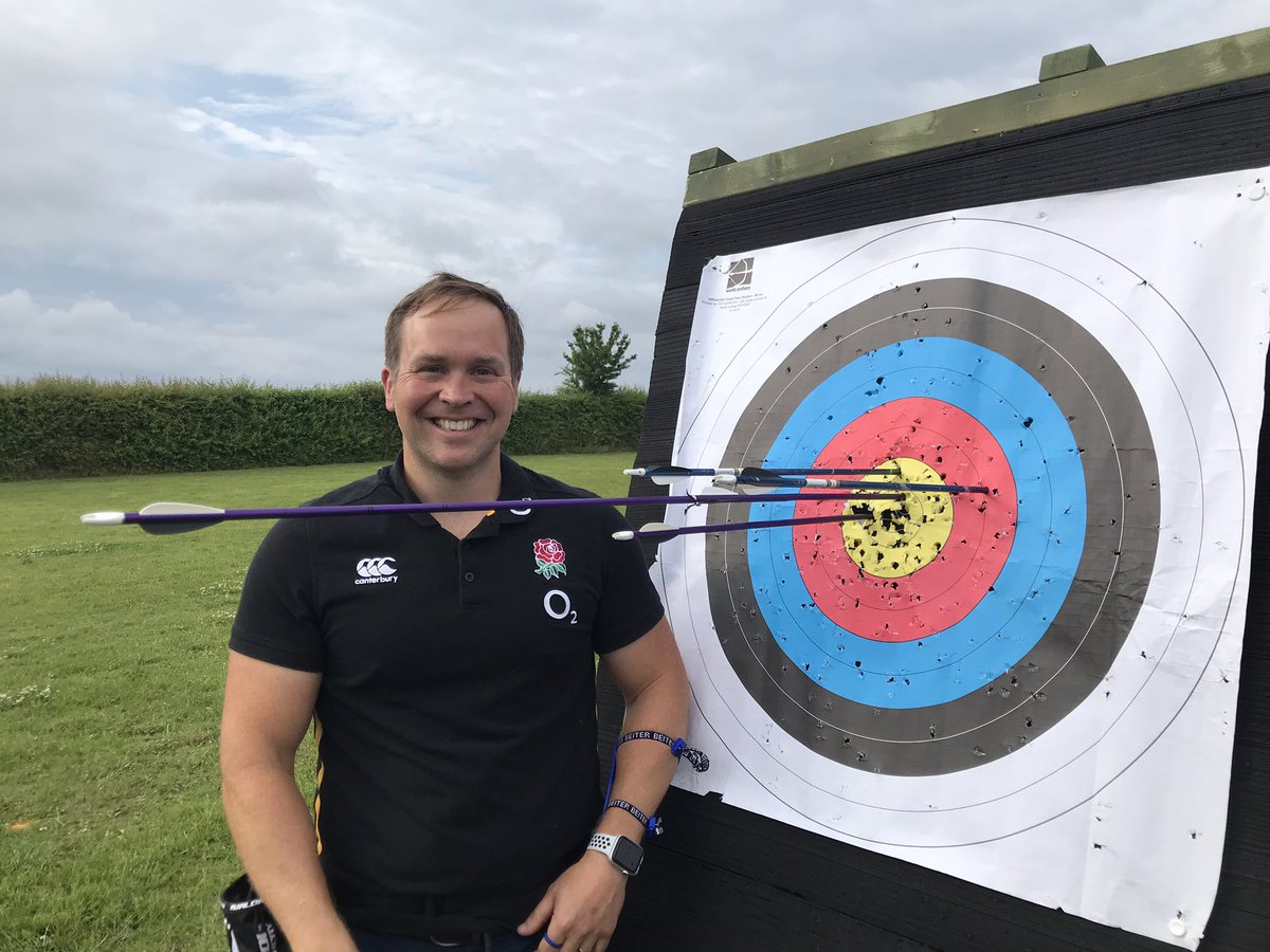 Not quite four weeks off his beginners course and Andy does this! #robinhood <a href="/archerygb/">Archery GB</a> #fortheloveofarchery <a href="/ShelfordRugby/">Shelford Rugby</a> #peacockfamily