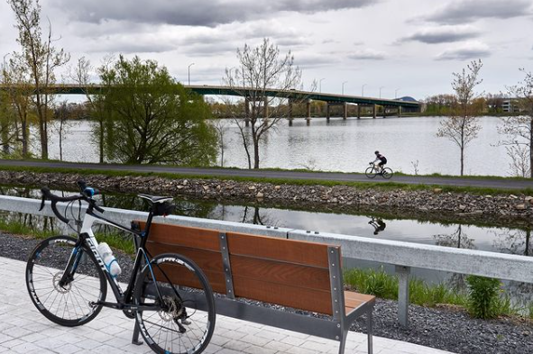 Avez-vous vu le nouvel aménagement sur le bord de la rivière Richelieu et du Canal de Chambly à la Ville de Saint-Jean-sur-Richelieu ?
Parfait pour une petite pause détente au soleil !

photo par @nikokebek

#saintjeansurrichelieu #banc #amenagementexterieur #mobilierurbain