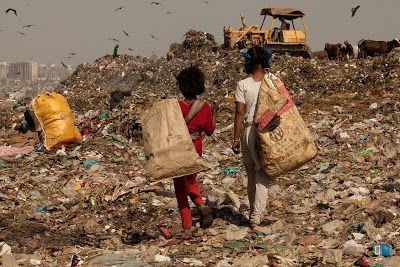 AraguiJ's tweet photo. Los países desarrollados demandan cantidades exorbitantes de comida, pero gran parte de estas terminan como desecho, mientras los países más pobres no pueden adquirir la cantidad de alimentos necesarios por falta de recursos económicos impidiéndoles competir con otros países. https://t.co/TbUkvHk6XI