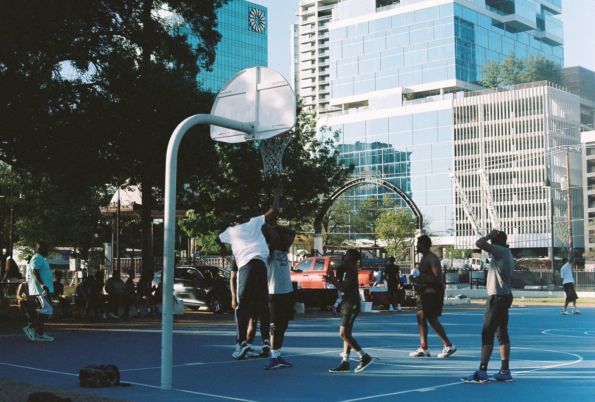 ShenaShenanigns's tweet photo. Cool off 🌞💦🏀

#Kodak #Porta400 #Film https://t.co/4S3L8OvR8s