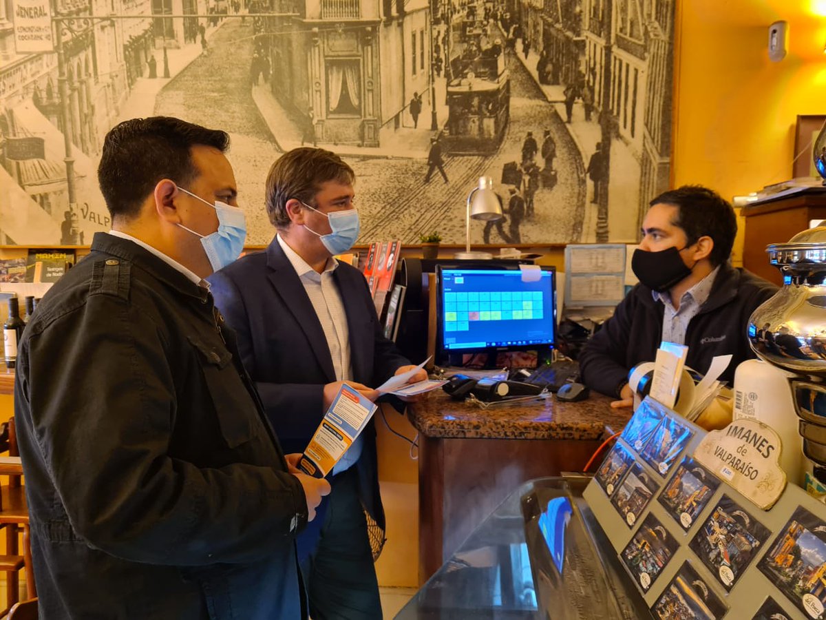 Gobernacionvalp's tweet photo. 🔹️🔷️ Gobernador @gledantec, Director de @sercotec_valpo y Directora Regional de @SERNAC, recorren calle #Condell en #Valparaíso orientando a los comerciantes sobre el #BonoPyme y cómo acceder al beneficio 👏👏
#PymeMotorDeChile 🇨🇱
@IntendenciaV @voceriavalpo @Gobenterreno https://t.co/ekTyD3Ydf6