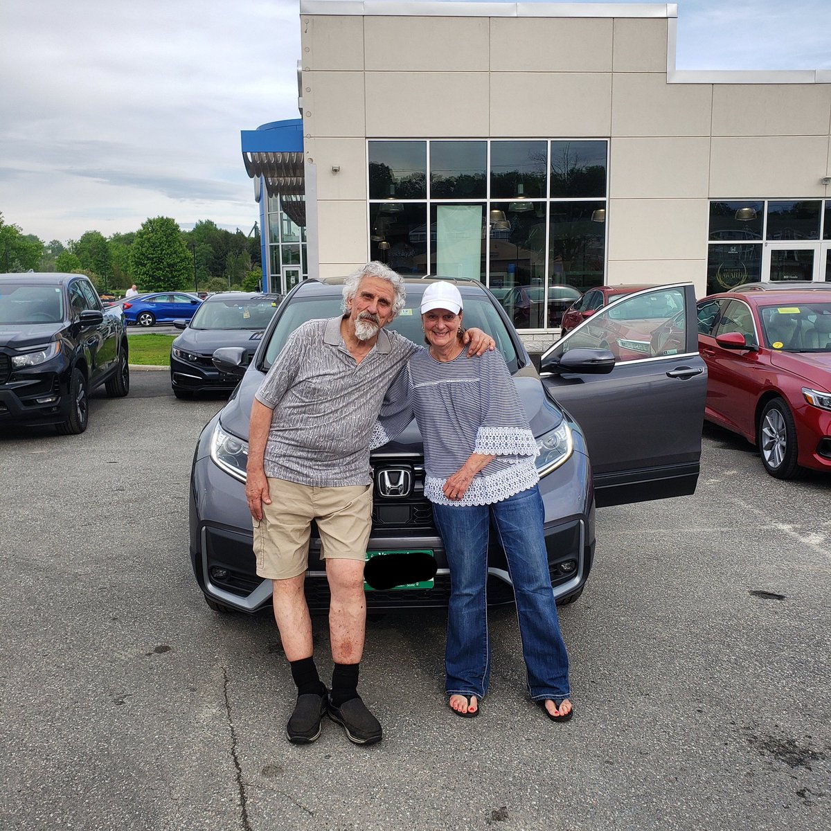 802Honda's tweet photo. Here’s to our friends Deb and Peter, who just took delivery of this brand new #HondaCRV from Nikola Banovich!

Be sure to #AskforNikola by calling (802)391-3452, or email nbanovich@802cars.com
❤️🚙💯🇺🇸
#ilove802honda #vtcarsales #newhonda #lovermont https://t.co/qmcN1MgeSi