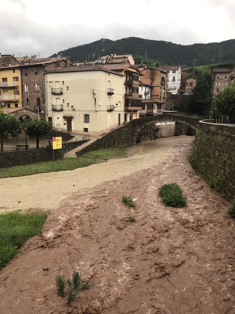 BaroOriol's tweet photo. La Pobla de Lillet, 19:30.
Aiguabarreig del Llobregat i l’Arija.
#eltempsdesdecasatv3 #324eltemps https://t.co/tEdObeZOic