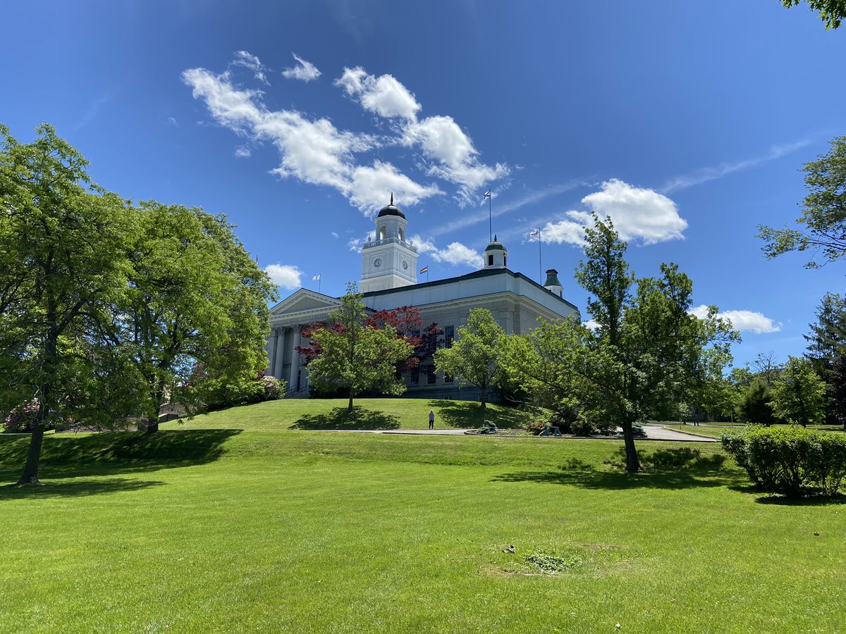 nicofaraone's tweet photo. Lunch break outside before to get back to the lab. We work in such wonderful place! @AcadiaU @AcadiaChemistry https://t.co/l1YLNYwkcD
