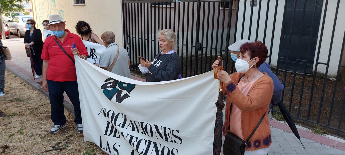 walterscansetti's tweet photo. La asociación de vecinos de Las Aguilas ha leído el comunicado de #covela en la concentración en defensa de la atención primaria, por la reapertura de centros de salud y SUAP y en contra del cierre del centro de Salud de Valle Inclan. https://t.co/qKgNvwQWIM