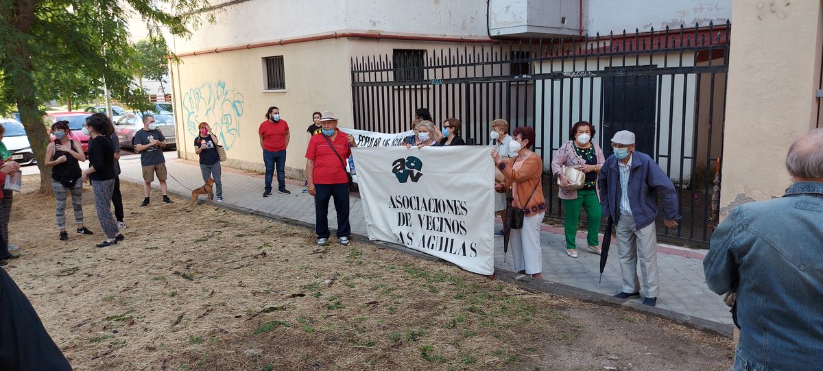 walterscansetti's tweet photo. La asociación de vecinos de Las Aguilas ha leído el comunicado de #covela en la concentración en defensa de la atención primaria, por la reapertura de centros de salud y SUAP y en contra del cierre del centro de Salud de Valle Inclan. https://t.co/qKgNvwQWIM