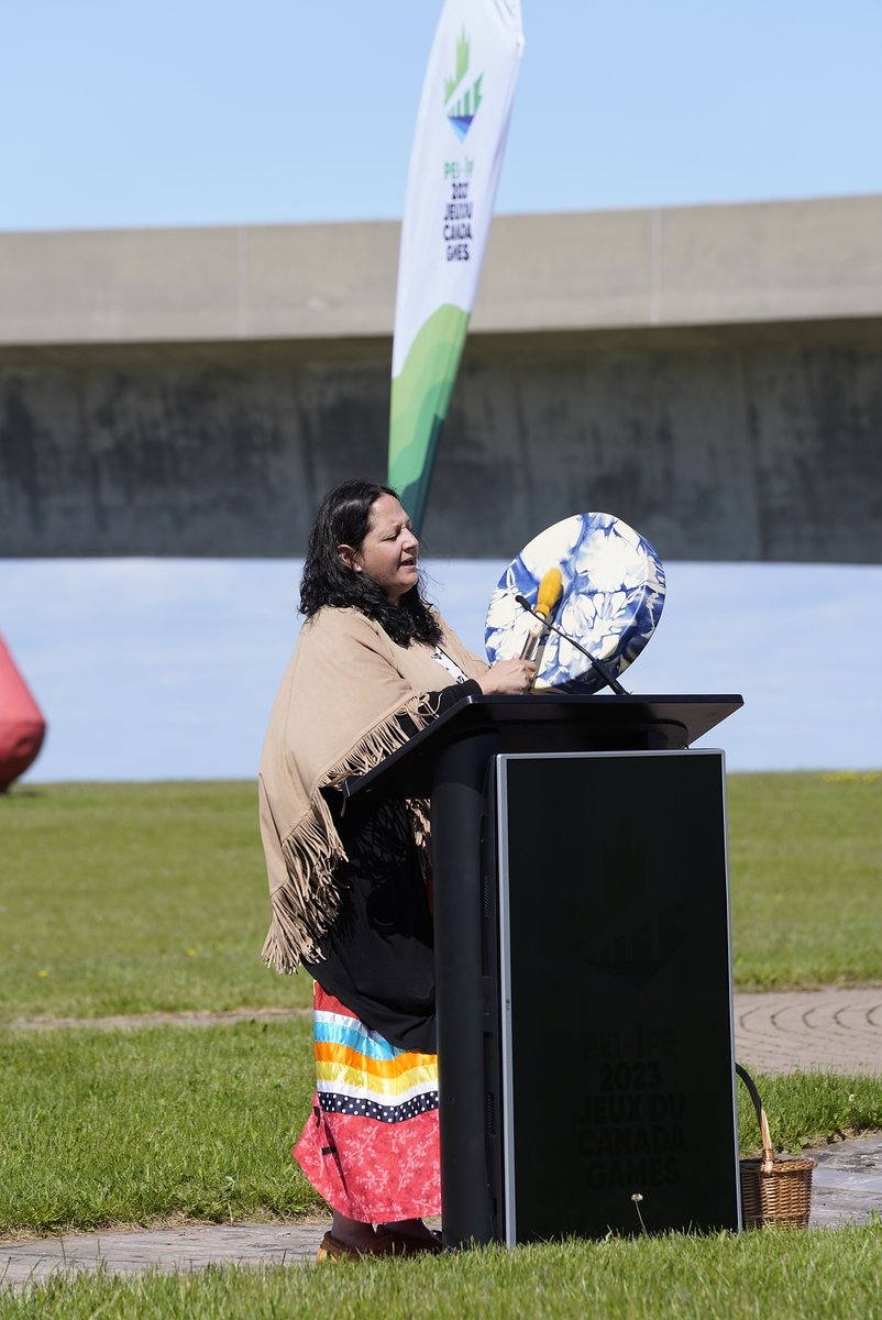 Julie Pellisier-Lush, gardienne du savoir de L’nuey et membre de la bande de la Première nation de Lennox Island, a accueilli les participants avec une prière d'ouverture et un chant traditionnel pour apporter joie et énergie à l'événement.