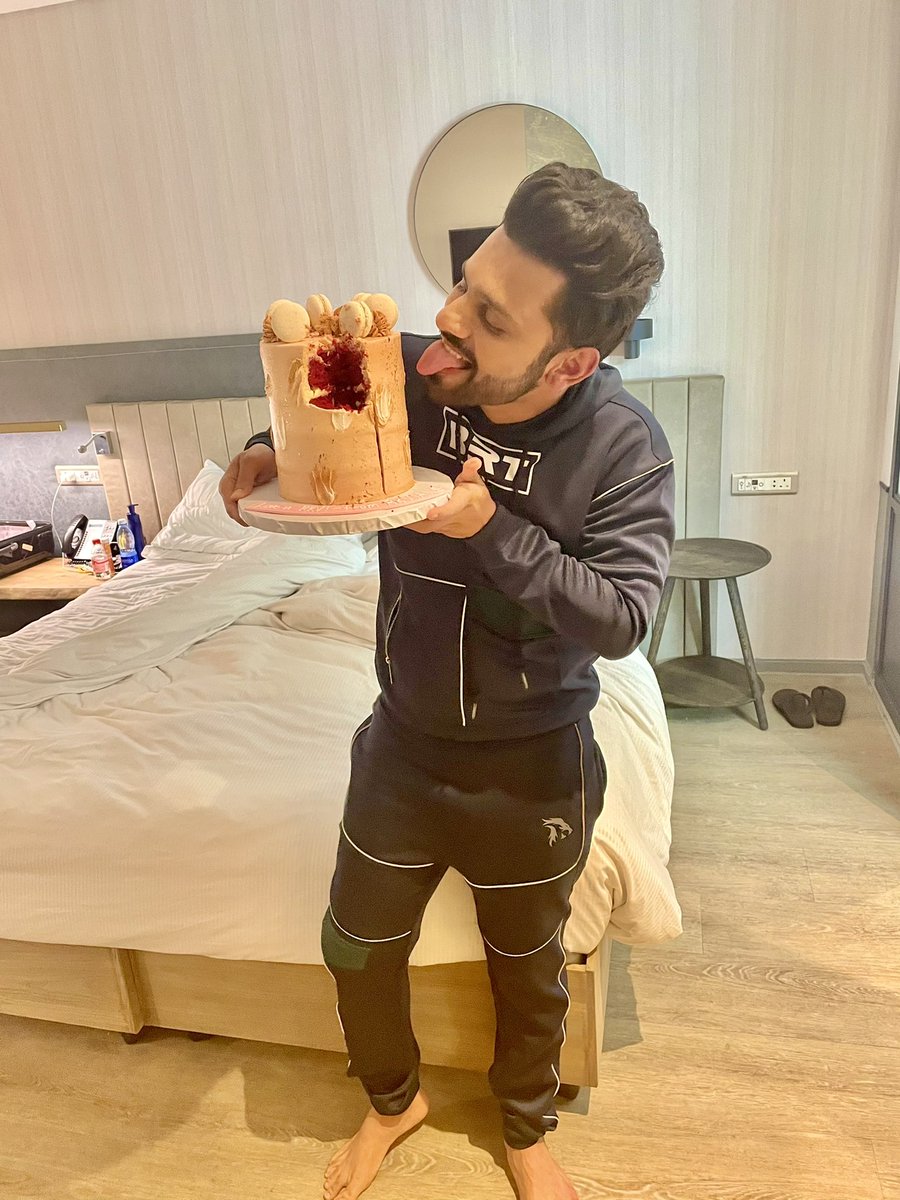rahulvaidya23's tweet photo. RKVians ... how did u find me here in Capetown ??!! ❤️🥺 Huge Congratulations to us for completing 4 M IG posts for hashtag #rahulvaidya And we were trending today #SPLENDID 4M IG POSTS FOR RKV  🥳🥳 thank you for making me feel so special.. always! Uffff mohabbat hai aapse... ❤️ https://t.co/B2X7fkopuJ