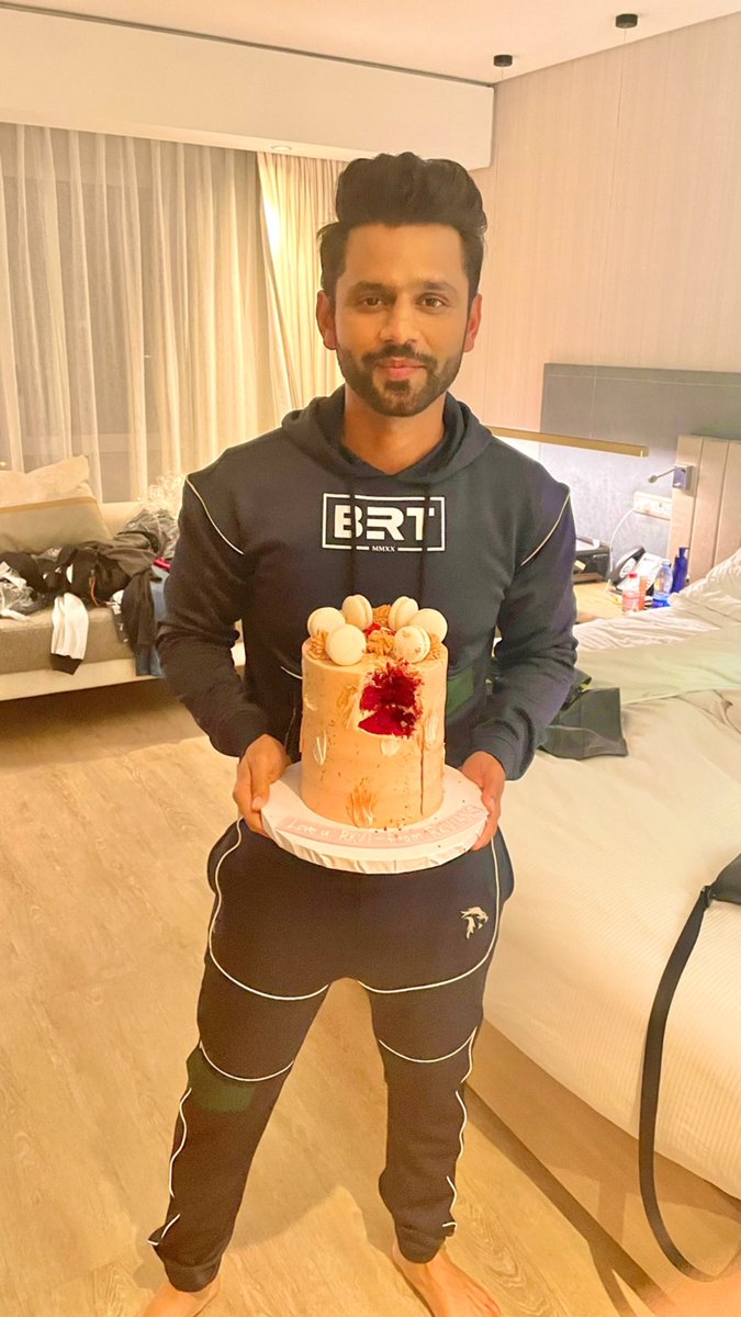 rahulvaidya23's tweet photo. RKVians ... how did u find me here in Capetown ??!! ❤️🥺 Huge Congratulations to us for completing 4 M IG posts for hashtag #rahulvaidya And we were trending today #SPLENDID 4M IG POSTS FOR RKV  🥳🥳 thank you for making me feel so special.. always! Uffff mohabbat hai aapse... ❤️ https://t.co/B2X7fkopuJ