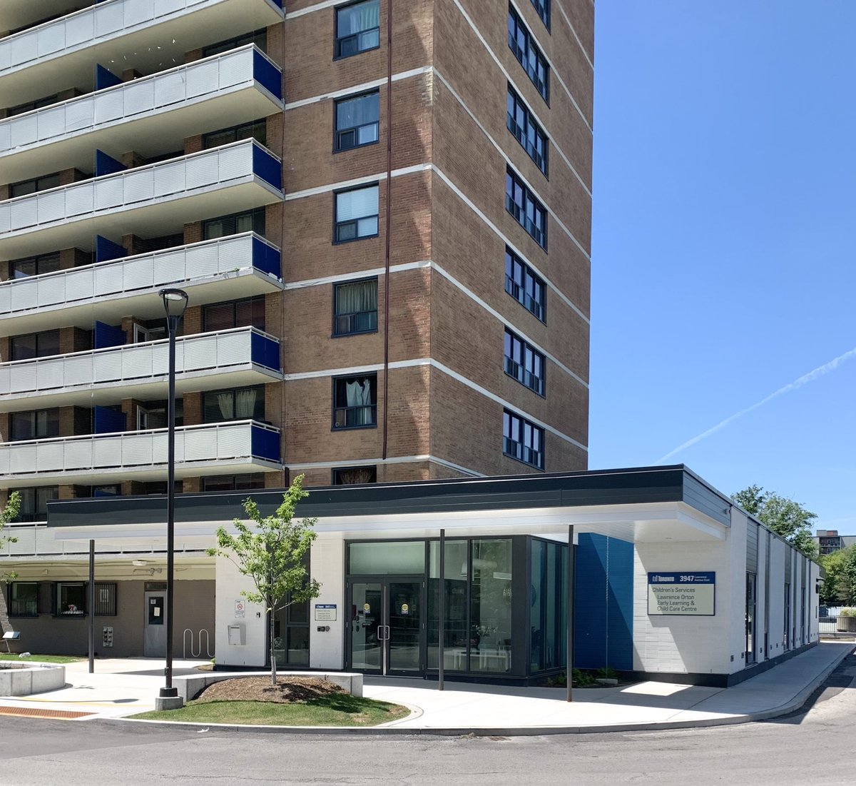 alexbozikovic's tweet photo. Solid public architecture by @svn_ap: Partial renovation of a public @TOHousing building; a new daycare that gives the tower a new face. Piece to come. #topoli #torontoarchitecture #torontoarch https://t.co/VFvDY1PeJ6