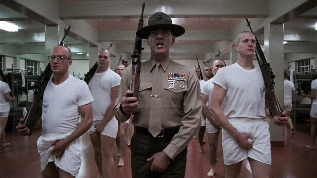 retrochenta's tweet image. Hoy hace 34 años que se estrenó en EEUU "La chaqueta metálica", otra obra maestra más de Kubrick.