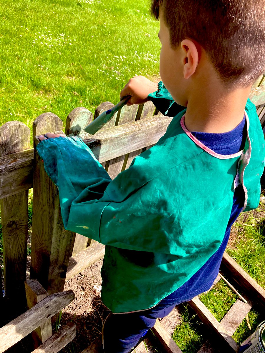St_Leonards_RC's tweet photo. Acorn Eco-Warriors maintaining our outdoor area today, a lick of paint, watering the flowers and sweeping up. Taking care of our world. #stleonardsacorn #stleonardsscience #stleonardsoutdoorlearning https://t.co/8GmwiyxQu8