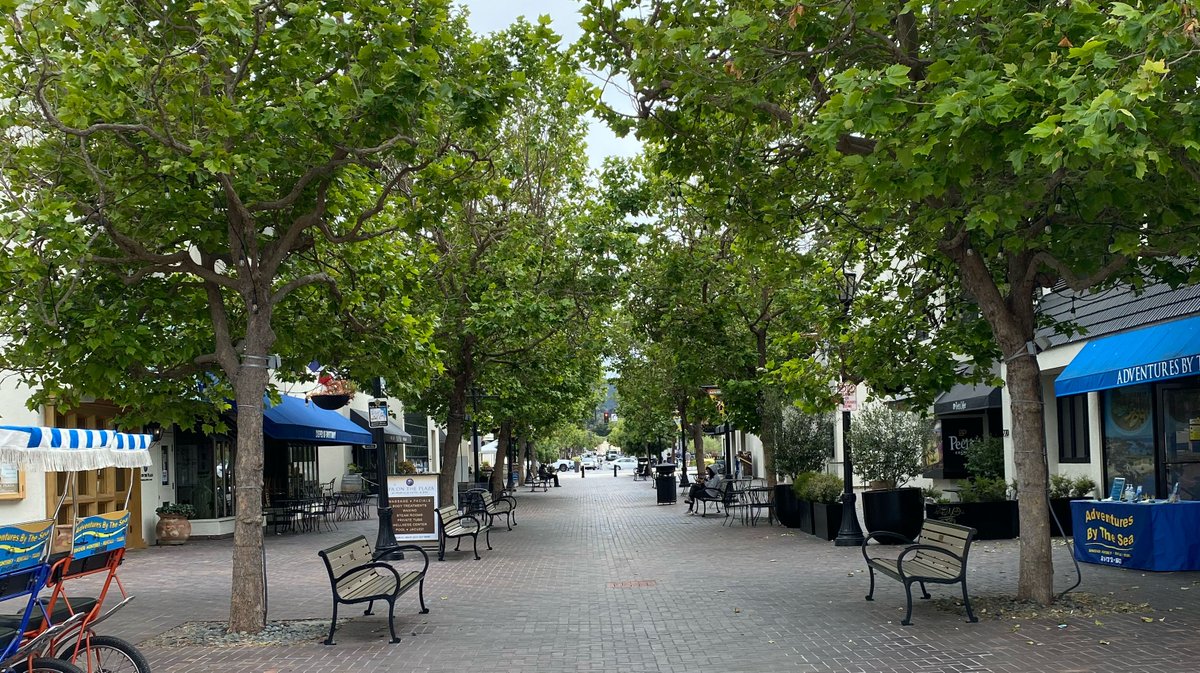HellodeskHQ's tweet photo. One of our favorite streets in Monterey. It runs straight from the wharf to downtown #Monterey, offering a sample of everything Monterey has to offer on one street!
#hellodeskmonterey #worklifebalance #lunchbreak #montereybay #downtownmonterey https://t.co/pBkeE2z0RV