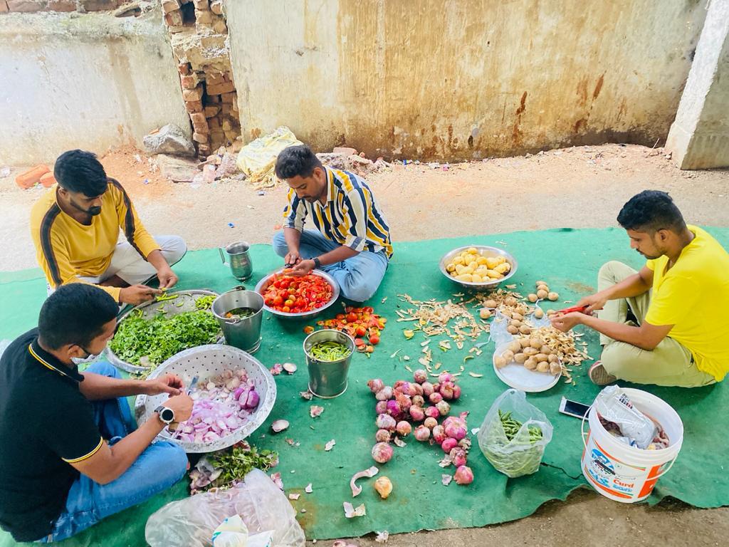 ShaikAz71274339's tweet photo. @KTRoffice @KTRTRS @KTR_News sir this is our 27 th day distributed food packets for road side homeless poor needy people support us sir. Hope u also help us sir to run this activity daily sir. 
#youthforbettersociety# warangal hanamkonda ramnagar https://t.co/hMr9lG0jrL