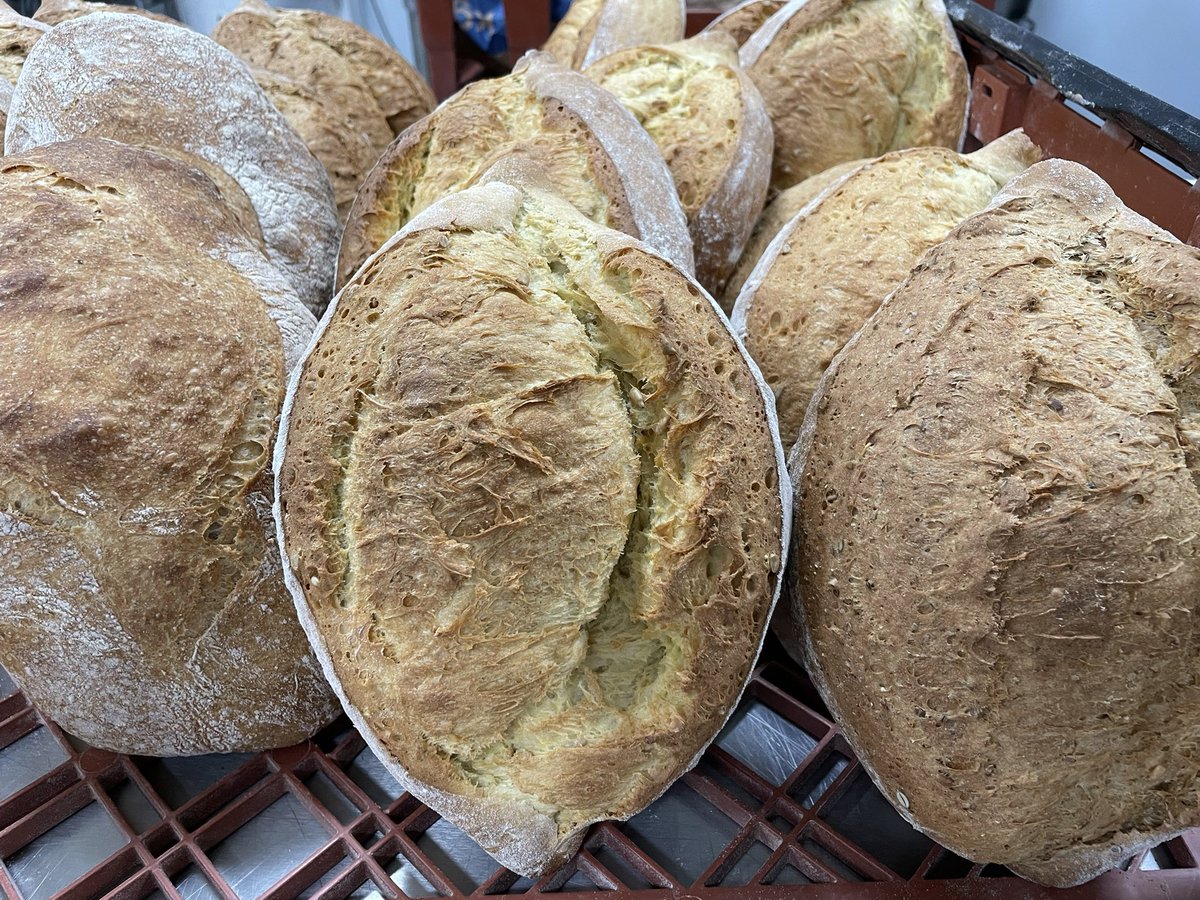 The_Artisan_'s tweet photo. Friday Morning at Rhiwbina Farmers Market #shoplocal #shopsmallbusiness #shopoutdoors #shopsafe #gourmetpasteldenata🥧🥟🥖🇵🇹🏴🇬🇧 https://t.co/AEngMwiJAo