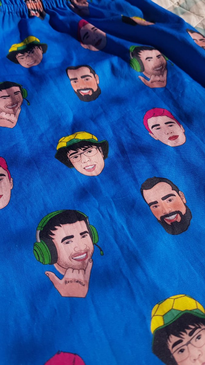 leohiga's tweet photo. Postei no Reddit do lindinho e acabou dando uma viralizada de leve. Essa samba canção dos patetas foi ideia e um presente da megera @camiperes_, com ajuda da @xuliapng que desenhou os rostos,  e da avó delas, que costurou.

@andrekenzo11 @fillipebt @deercheerup @Gaules https://t.co/T4BNR59r3U