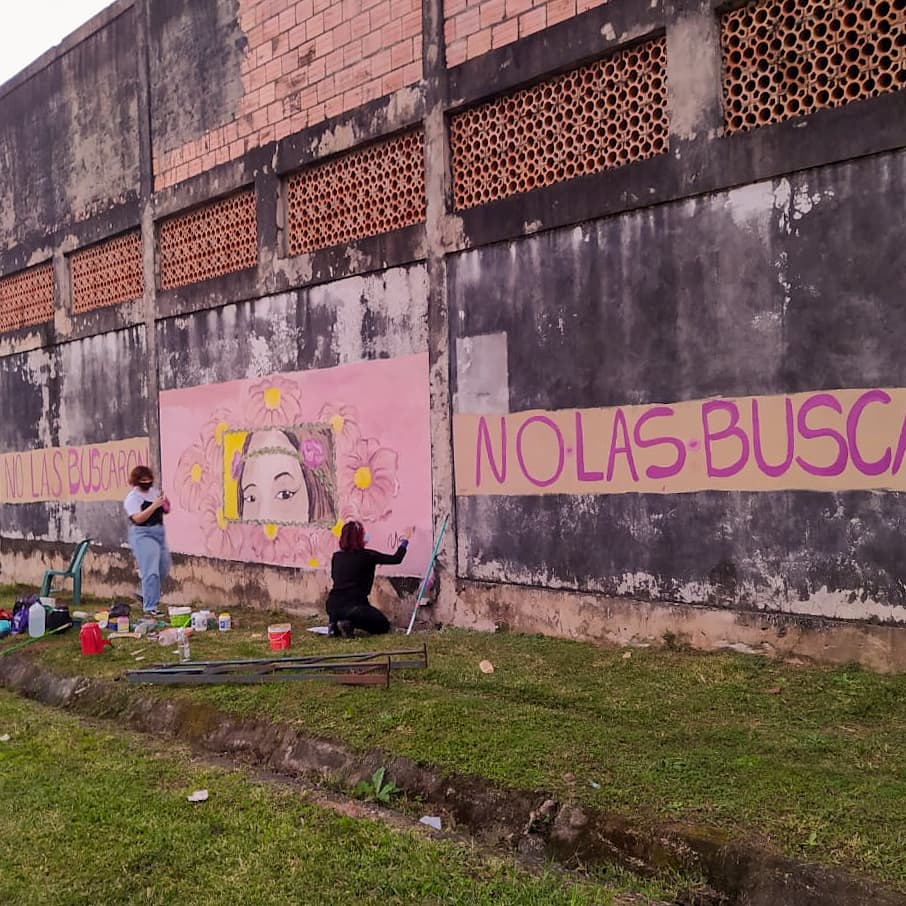 delpynews's tweet photo. ▶️ EMOTIVO | ♀️

Entre compañeras, junto a la madre y abuela de Isaura Bogado, el sábado pasado realizaron un mural en su memoria.

Está ubicado frente al lugar donde la encontraron.

#NoLaBuscaron
#NiUnaMenos

📸 @liafleitasg / @beleniums ✨ https://t.co/Ml9ppTLcGm
