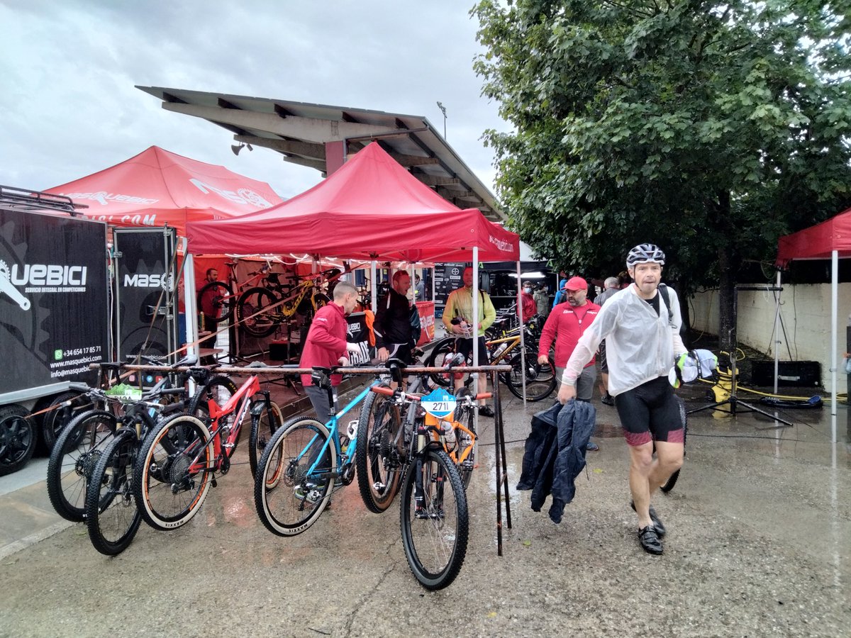 xescoviaplana's tweet photo. Avui la #transpyr ha arribat a #laSeu. Per si no fos poc els 134 km des de Vielha i els 2900 m de desnivell positiu, avui la meteorologia encara ho ha posat més difícil. Enhorabona a tots els participants 👏👏👏👏 https://t.co/EMvJuTbOFs