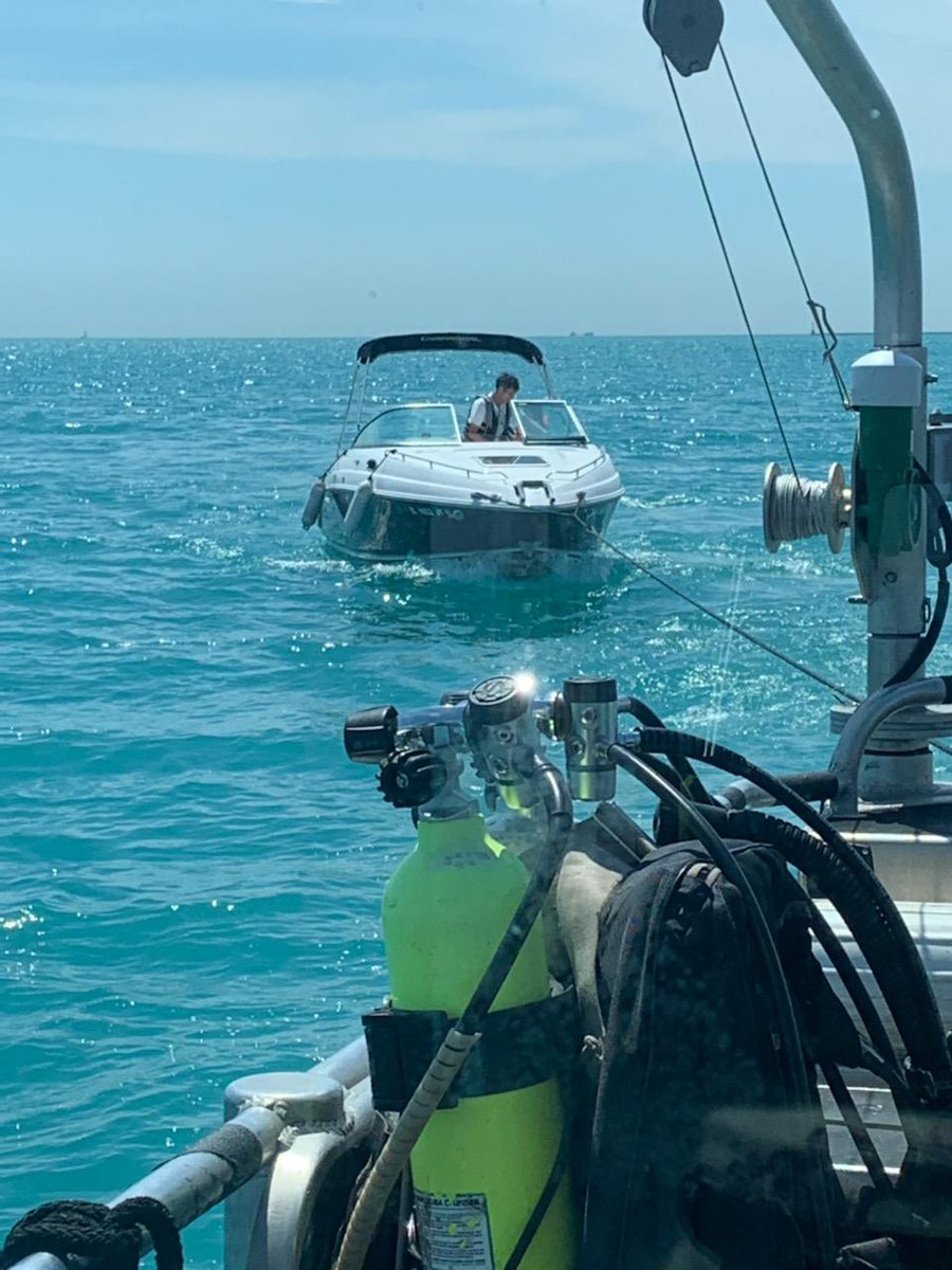 CPDMarineUnit's tweet photo. Disabled #boat on #LakeMichigan off #FosterBeach safely towed by #ChicagoPolice M4 to #MonroeHarbor. A beautiful weekend is on tap, please check your #boats before heading out on the #ChicagoLakefront Fuel β fluids β VHF radio check β GPS β battery charged β life jackets β https://t.co/yMrjb96Xsa