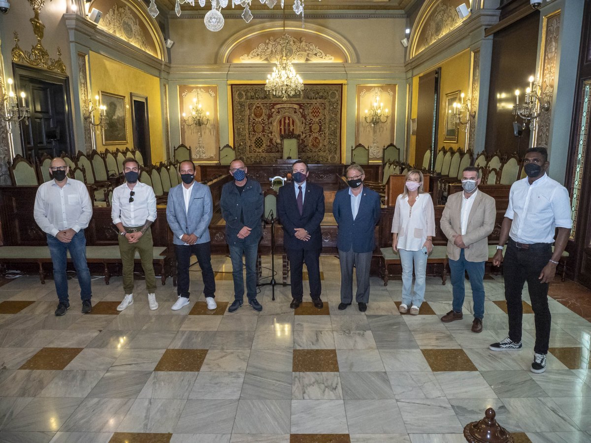 La Paeria reconeix el lleidatà Lluís Cortés pels èxits aconseguits amb el Barça femení. L’alcalde, Miquel Pueyo, ha destacat l’aposta de Cortés pel futbol femení i que el triplet ha servit per donar-ne visibilitat i professionalitzar-lo. L’entrenador ha agraït la rebuda institucional i s’ha mostrat il·lusionat per haver contribuït a què es facin passes endavant per consolidar l’esport femení i per millorar-ne les condicions