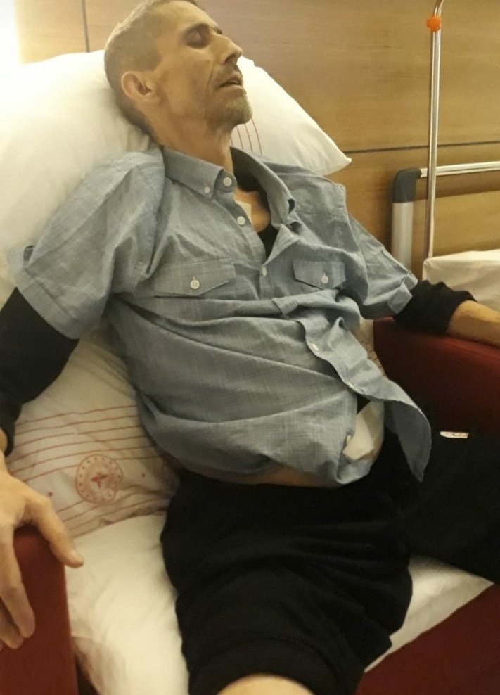 wturkan1's tweet photo. Yıllardır vatanına hizmet eden khk lı polis Babam abdulvahit Tunçayın parmağını kıpırtadacak hali yoktu. Kanser hastası Babam 4.evreye gelene kadar tahliye edilmedi ölümüne 9 güne kala tahliye edildi. Dinden bahsediyorsunuz  Müslüman Müslümana bunu yapmaz GÜYA Müslüman ülkedeyiz. https://t.co/yuXhTDzimI