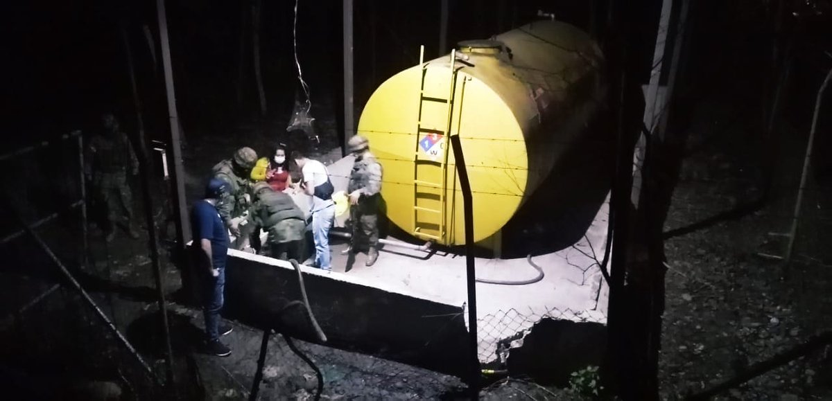 FFAAECUADOR's tweet photo. #Napo| Las FFAA, ejecutaron operaciones de seguridad y protección de recursos del Estado, en el sector #CostAzul y localizaron un depósito de almacenamiento clandestino, donde retuvieron a un tanquero, decomisaron combustible, accesorios y aprehendieron a un ciudadano. https://t.co/Zp74aYwbNr