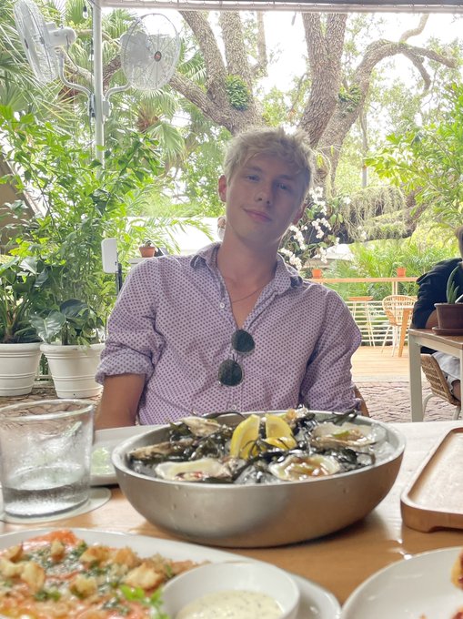 I&rsquo;m your date https://t.co/7pBBsvn0Gl