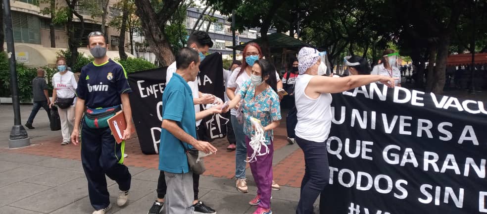 Sharo1412's tweet photo. #17Jn Ante el avance del #Covid_19 #EnfermeríaDC junto a miembros de #Sunepsas promueven la importancia del cumplimiento de las medidas de bioseguridad y el acceso a la vacuna en la ciudadanía para juntos poder Controlar el COVID. #ResponsabilidadSocial
#VacunasYa https://t.co/0dIGkWhX62