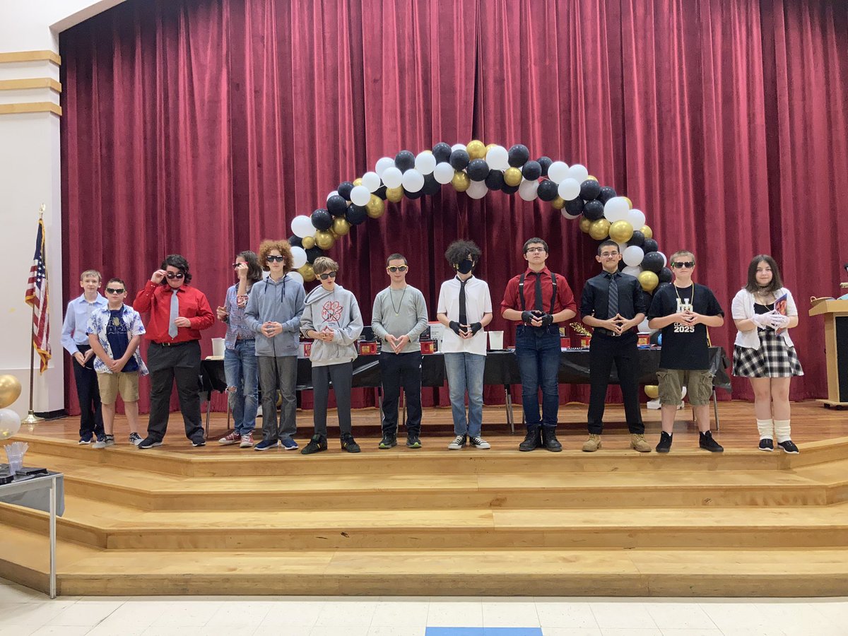 MrsButtonHDMS's tweet image. Well that was fantastic. Congratulations to the class of 2025
on moving up to the big leagues. We will miss you for sure! #HDMSPride #HDMSCelebanquet