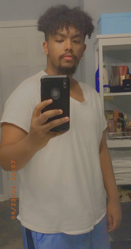 Shnitze1's tweet photo. Sup ya’ll🥸 my name is Kidus and I’m transferring to VT from Nova as a rising junior. My major is Business Information Technology. I’m an avid fighting game player and overall cool dude to be around with so fill free to hmu🙃#vtfollowtrain #vt23 #vt25 https://t.co/JAYvj7XU8B