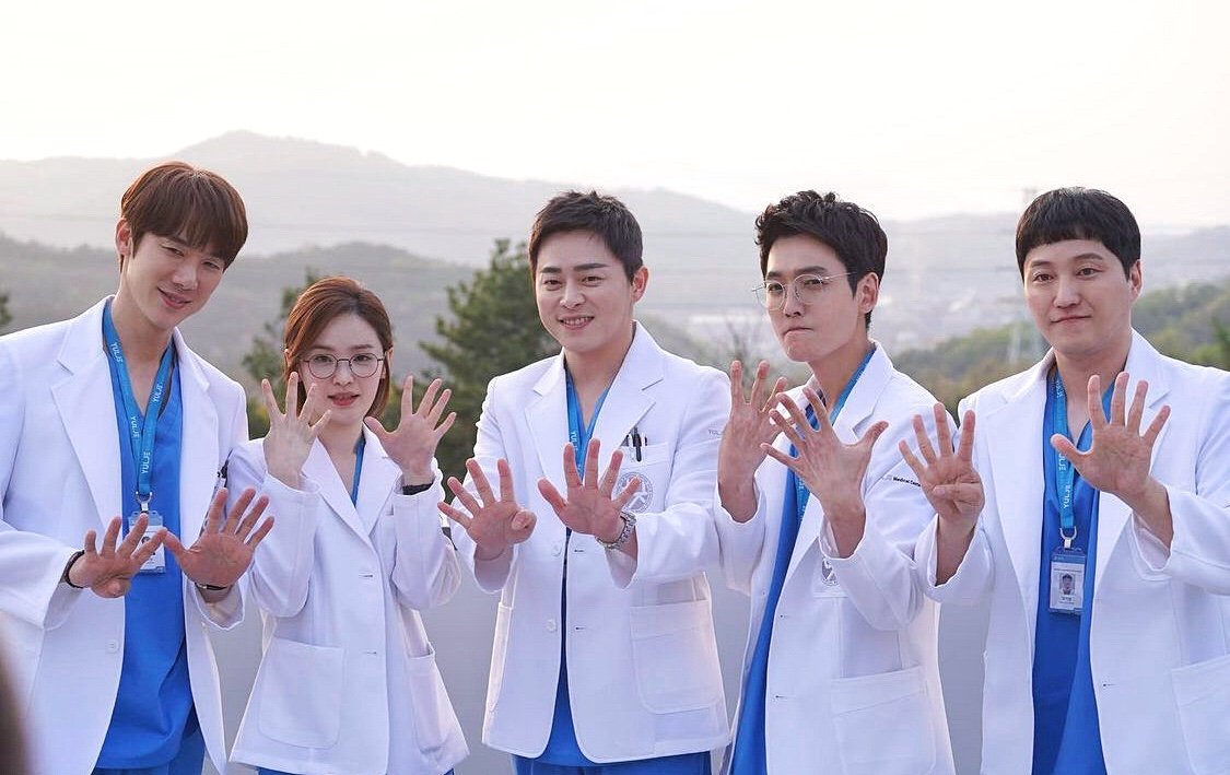 Episode 1 #HospitalPlaylistS2 ratingnya udah tembus 10% cuy 👏

Yey kalian mesti tumpengan, chukkae Yulje Squad 👏👏