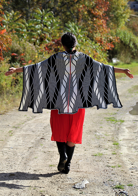 craftfoxes's tweet image. RT @jimmybeanswool: This is truly mesmerizing 😍

Pattern: Le Roy Cape ow.ly/4UAM50Fb00I
Yarn: Urth Yarns or Cascade 
Designer: Marinja Knits.