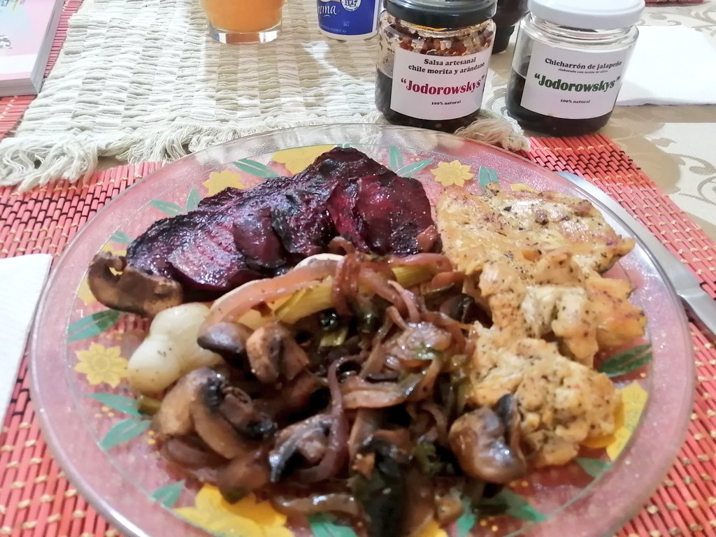 En casa, ya saben que se me hicieron vicio las Salsas Jodorowskys...

Hoy tocó de chile morita y arándanos, y chicharrón de jalapeño... <a href="/SJodorowskys/">SalsasJodorowskys®️</a>