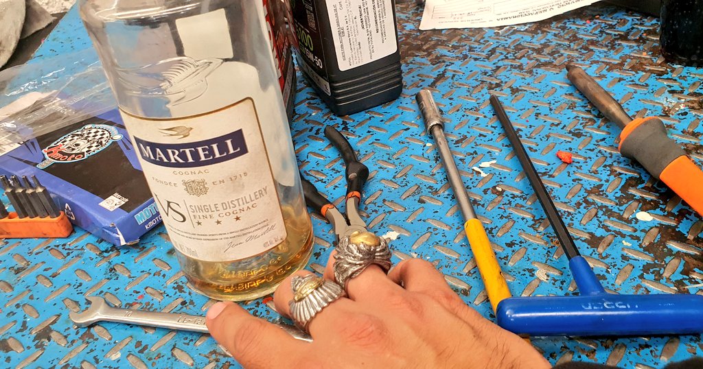 ElGhostBiker's tweet photo. Hoy tocó hacer mecanica fina. #Feliz #FinDeSemana
.
.
.
#Mechanic #Motorcycle .@martell #ThursdayMotivation https://t.co/u4LcYT37KT
