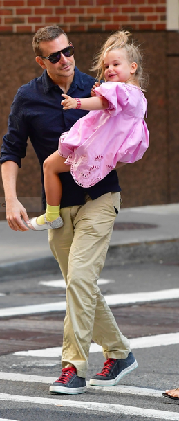 BradCooperpost's tweet photo. "NEWS"  Bradley Cooper and Lea Cooper are seen in the Financial District on June 17, 2021 #bradleycooper #NY https://t.co/ITxbKTM9Kr