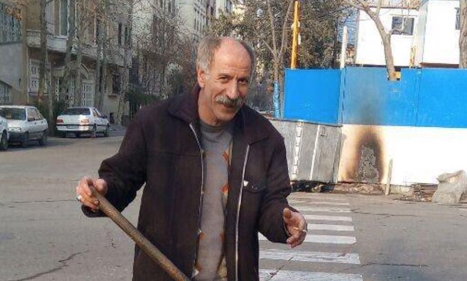 simasepehri95's tweet image. فردا اگر میروید رای بدهید بدانید از روی همان خیابانی رد میشوید که #محمد_ثلاث آنرا تمیز کرد

یادتان باشد در همان ساعتی رایتان را در صندق می اندازید که سر بی گناه محمد ثلاث بالای دار رفت

اگر پای صندوق می روید یادتان باشد نسلهای بعدیتان وجود شما را انکار خواهند کرد

#راى_من_سرنگونى