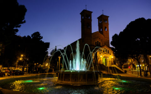 La espectacular "Font Màgica" de #LHospitalet (Buigas-1969) es un claro ejemplo de maltrato del #PatrimoniLH. Construida imitando la de Montjuïc, tenia 63 formas de agua y 24 combinaciones de luces. Hoy, modificada, es una mera sombra de lo que fue. Indignante. (Sta. Eulàlia,201)