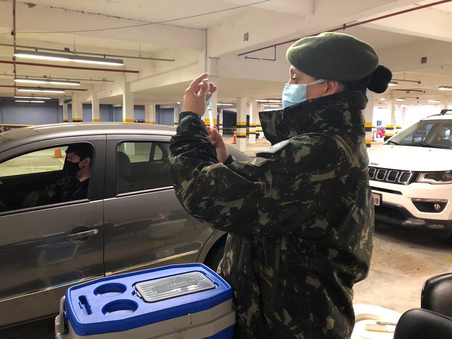 exercitooficial's tweet photo. Em Porto Alegre/RS, o 8º Batalhão Logístico auxilia a Prefeitura Municipal na vacinação contra a COVID-19, em posto drive-thru montado no Museu de Ciências e Tecnologia da PUC/RS. #EBpreservandovidas https://t.co/AYctyWBbBo