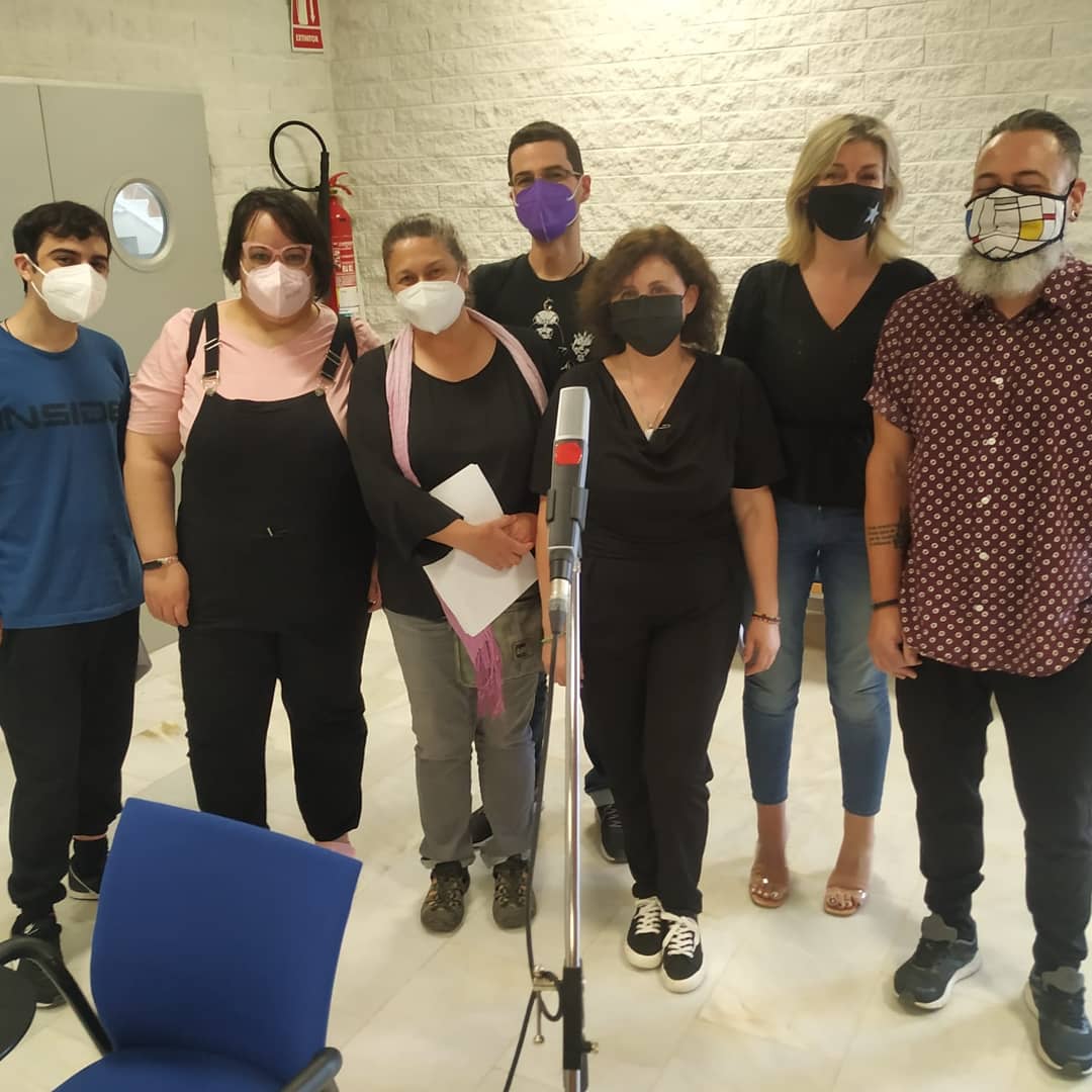 paka_molina's tweet photo. Esta tarde hemos estado grabando el Radioscopio fin de temporada en los estudios de RTVA. @CanalSurRadio
💜Gracias a @Suescudero
@iaa_csic @Josemialvareste La felicidad! 📻🎙
#ficcionsonora #radioteatro https://t.co/q0UL9L95ym