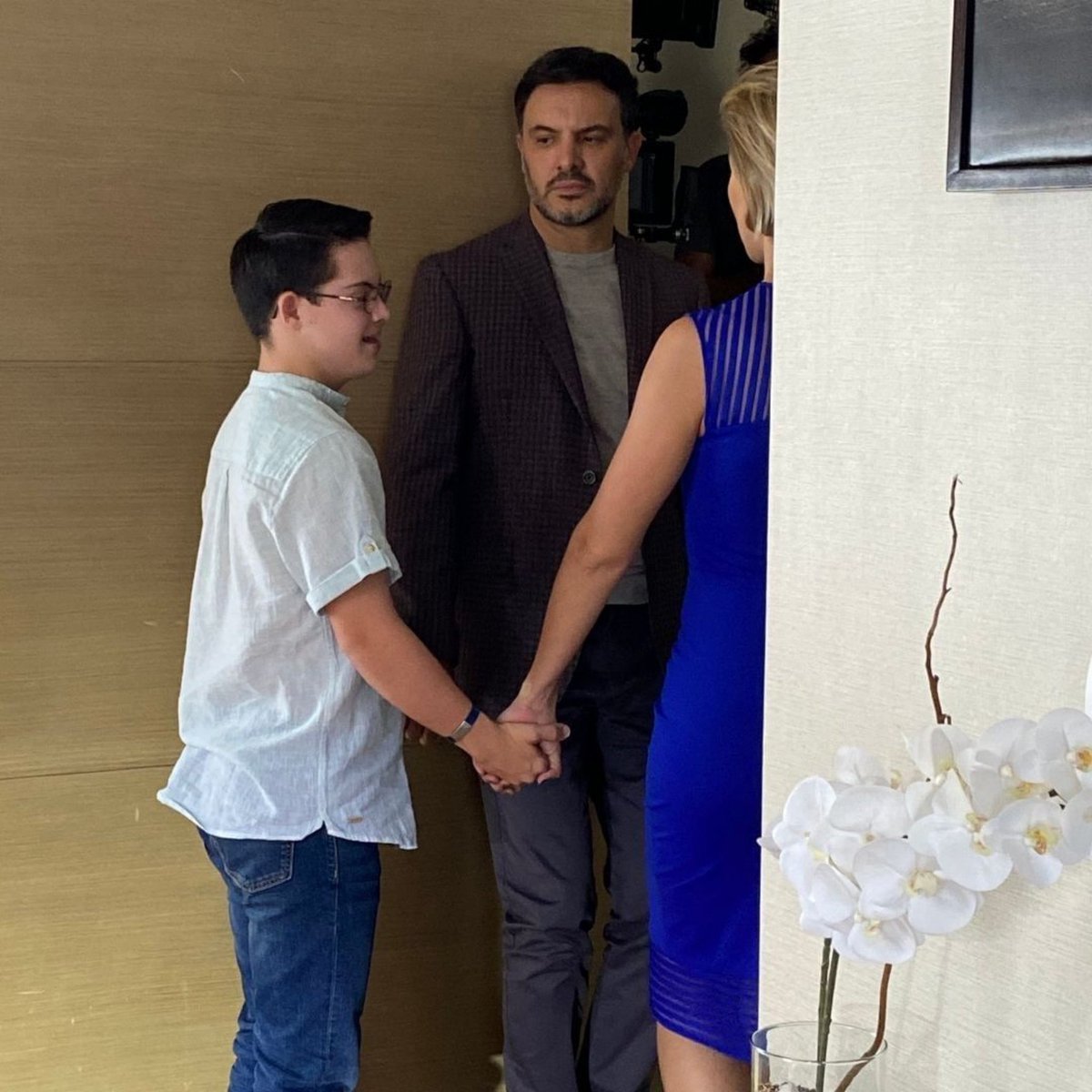 TeamFerCastillo's tweet photo. #Repost IG @emiliocrack21
・・・
Solo así pude actuar, de la mano de mi mamá y mi papá de #MonarcaLaSerie #Monarca2
@FernandaCGA @alexdelamadrid los extraño
#actorconsindromededown
#EmilioDelgado #FernandaCastillo #AlejandroDeLaMadrid ♥️🔝 https://t.co/YRbDH5Eq0W