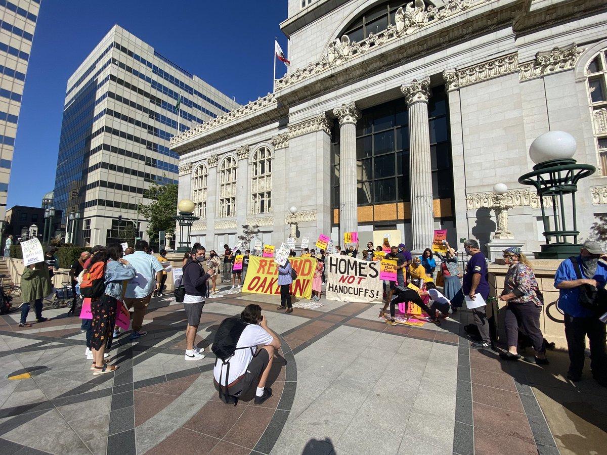 CURYJ's tweet photo. We went out to Oakland City Hall this morning with the Refund Coalition and were joined by Artists in Action. Together we demand to #RefundRestoreReimagine The Town. NO COP ACADEMIES!!! We got hope for a brighter future.
🗣🗣🗣#DefundOPD all day every day. #HomesNotHandcuffs 🙌🏽 https://t.co/Cd1qHBubEQ